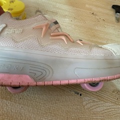 ローラー付きスニーカー（サイズ34）。の画像