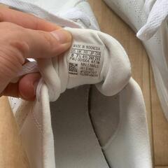 adidas ホワイト スニーカーの画像