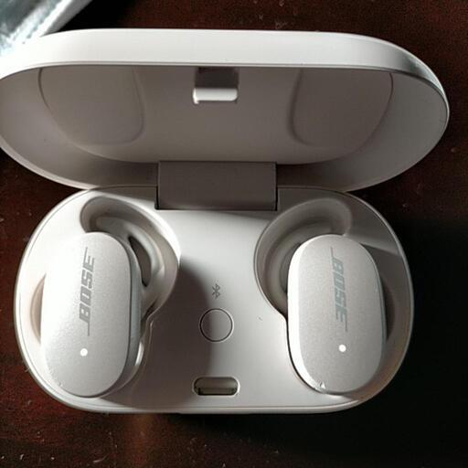 ジャンクBOSE ワイヤレスイヤホン 本体 ホワイト ジャンクワイヤレスイヤホンBOSE QC earbuds ホワイト (なかじ