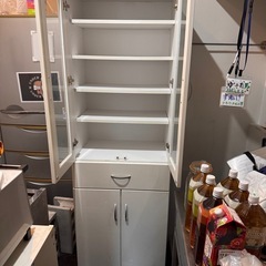 キレイな食器棚の画像