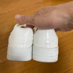 白の運動靴の画像
