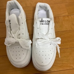 白の運動靴の画像