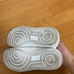 白の運動靴の画像