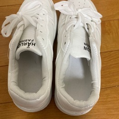 白の運動靴の画像