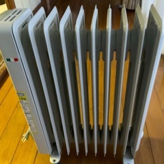 DeLonghi オイルヒーター　デロンギジャパン 型式　H051013EC  イタリア製のDeLonghiオイルヒーター、温度調節ダイヤル付きで使いやすい。 の画像