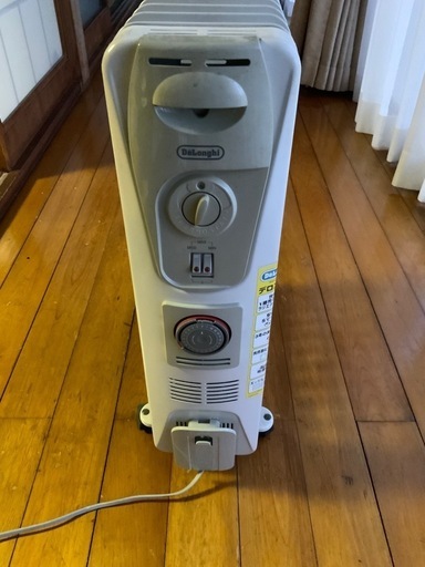DeLonghi オイルヒーター　デロンギジャパン 型式　H051013EC  イタリア製のDeLonghiオイルヒーター、温度調節ダイヤル付きで使いやすい。