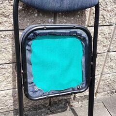デニム生地のパイプ椅子（リメイク品）の画像