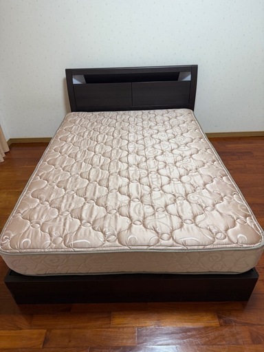 取引中　
ダブルベッド　フレーム　マットレス