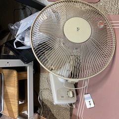 壁掛け型の扇風機の画像