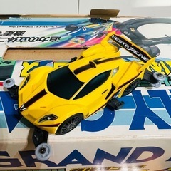 ミニ四駆コースと車の画像