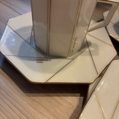 ジバンシィ食器セットの画像