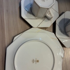 ジバンシィ食器セットの画像