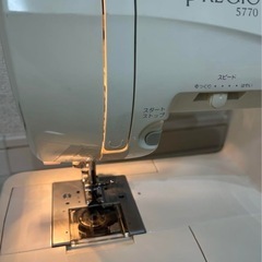 ミシン本体、糸や諸々セットの画像