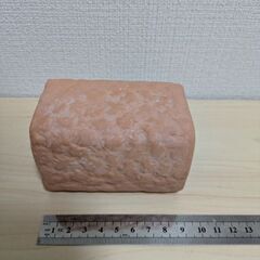小動物用テラコッタトンネルと給水ボトルの画像