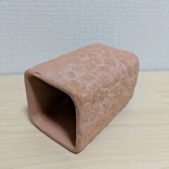 小動物用テラコッタトンネルと給水ボトル