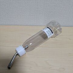 小動物用テラコッタトンネルと給水ボトルの画像