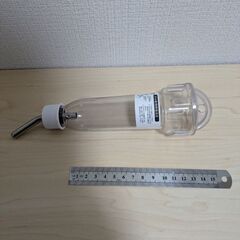 小動物用テラコッタトンネルと給水ボトルの画像
