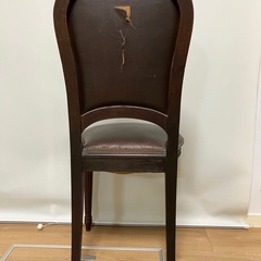 超レトロなイギリス製の椅子です。足が1本折れてます。 修理に出すかご自身で修理出来る方いかがでしょうか？の画像