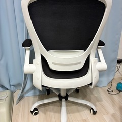 【無料】ブラック×ホワイトのオフィスチェア（跳ね上げアームレスト付き）の画像