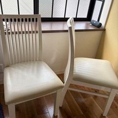 白いテーブル椅子セットの画像
