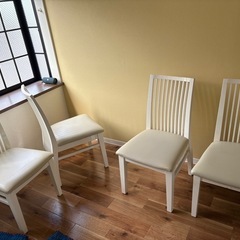 白いテーブル椅子セットの画像