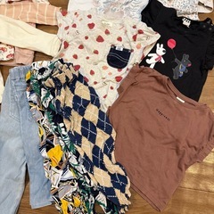 【7月迄】【定価3.5万円以上】【中古品】保育園年間お着替えおまとめ（トップス16点、ボトムス5点）90〜100の画像