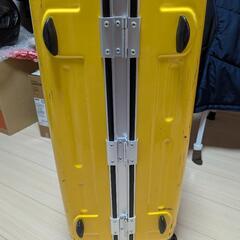 鍵付きスーツケース 105L 黄色の画像
