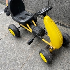 三輪車のように足こぎするゴーカートの画像