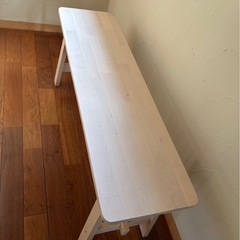 IKEAのダイニングテーブルと長椅子の画像