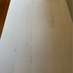 IKEAのダイニングテーブルと長椅子の画像