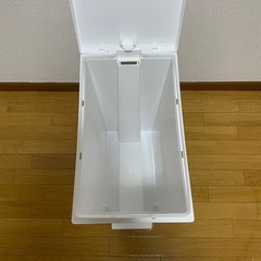 ニトリ ゴミ箱 分別 30L ふた付き ホワイト ペダルペール 30Lの画像