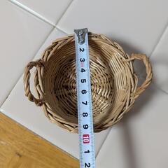 小さなカゴ2つの画像