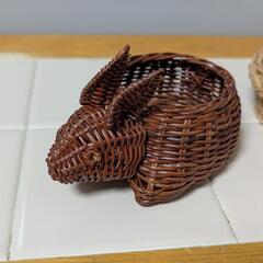 小さなカゴ2つの画像