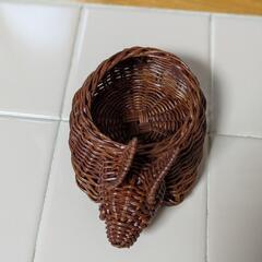 小さなカゴ2つの画像
