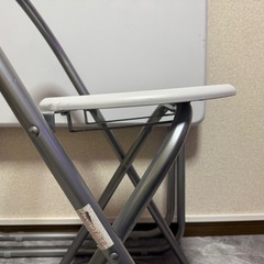 折りたたみテーブル、椅子のセットの画像