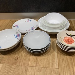 食器一式の画像