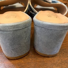 リボン付き青系花柄ミュールサンダル　Lの画像