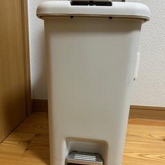 蓋付きゴミ箱の画像