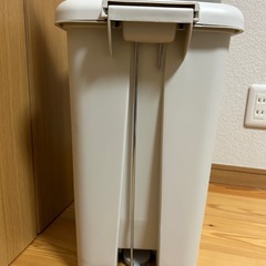 蓋付きゴミ箱の画像