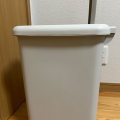 蓋付きゴミ箱の画像