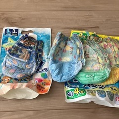 スイミングパンツとフロートの画像