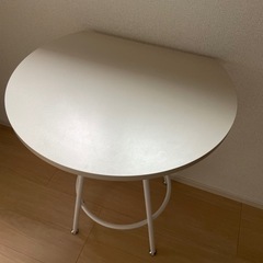 半円カフェテーブルの画像