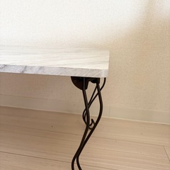 引き渡し7月末まで　大理石風テーブルの画像