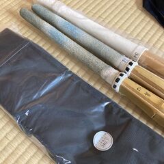 （東京・引き取り）小学校低学年～中学年剣道用具セット（竹刀入れ、竹刀34、袴など）一部のみお譲りも可の画像