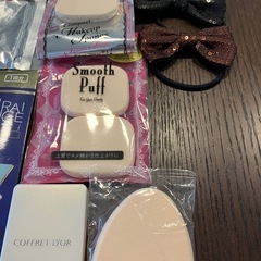 パック、パフ、ヘアゴムなどの画像