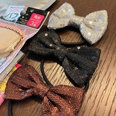 パック、パフ、ヘアゴムなどの画像