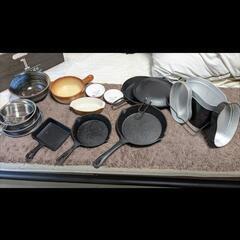 📙☕未使用の白灯油ランタン   📙☕未開栓の白灯油   📙☕未使用のLOGOSロゴスのバーベキューBBQスキュア【バーベキューの刺して焼く鉄ぐしの事】   📙☕未使用のキャプテンスタッグのコップ １個   📙☕サビ無し鉄製スキレットなど    📙☕その他  キャンプやバーベキューBBQの関連アイテムの画像