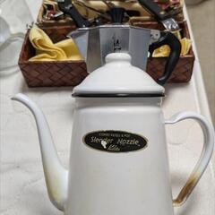 📙☕イタリア製🇮🇹のビアレッティ2カップ用【エスプレッソが出来るヤツ】【取っ手の元が少し溶けているが使用に問題は無し】   📙☕カリタのポット   📙☕コーヒー豆のハンドミルも付属➡︎➡︎➡︎➡︎➡︎粗挽き～中挽き～細挽き【エスプレッソパウダー挽き】まで調節ダイヤルにて可能 📙☕その他  カトラリーボックス【布巾付き】やワインオープナーなどもセットで付属の画像