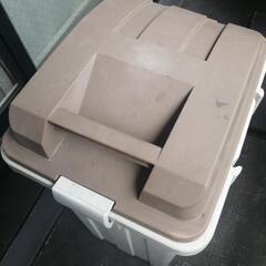 ふたロック付きゴミ箱の画像