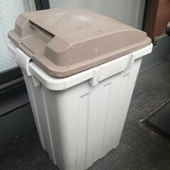 ふたロック付きゴミ箱の画像